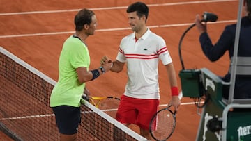 Rafa Nadal y Novak Djokovic se saludan tras su partido de semifinales en Roland Garros.