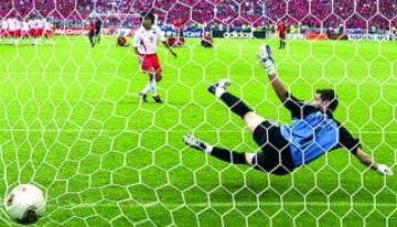 22/06/02 Mundial de Japón y Corea 2002. Cuartos de final, partido Corea-España.
Hong Myung-Bo dio la victoria a Corea al anotar el penalti decisivo.