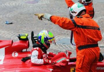 Felipe Massa piloto Brasileño de Ferrari se estrella durante los últimos entrenamientos libres del Gran Premio de Mónaco de fórmula uno.