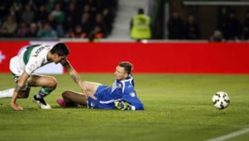 0-3.  Enzo Roco, jugador del Elche, anotó en propia puerta el tercer tanto.