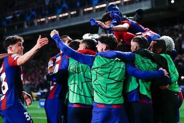 El Barcelona celebra uno de los goles que les dio el pase a cuartos de la Champions League