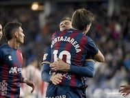 Kortajarena celebra un gol con sus compañeros.