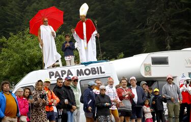 Espectadores esperan a los ciclistas que pasan por el paso de Aspin, puerto de segunda categoría que hoy se ascendió tras pasar por el Tourmalet.