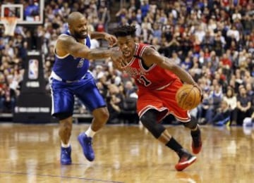 Jimmy Butler defendido por PJ Tucker en la victoria de Toronto Raptors ante Chicago Bulls por 122-120.