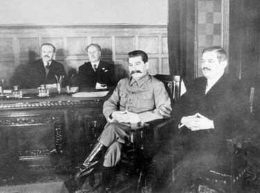 El pacto Franco-Soviético fue un acuerdo bilateral entre Francia y la Unión Soviética para protegerse de la amenaza de la Alemania Nazi. Se firmó en París el 2 de mayo de 1935 y se ratificó el 27 de marzo de 1936. El pacto de asistencia mutua era estrictamente compatible con las disposiciones multilaterales del Pacto de la Sociedad de Naciones y los tratados de Locarno, por lo que la asistencia militar solo podía ser prestada tras presentar la solicitud a la Liga de Naciones y previa aprobación de los integrantes de Locarno. Esto implicó que dicho pacto fuera más simbólico que práctico. 