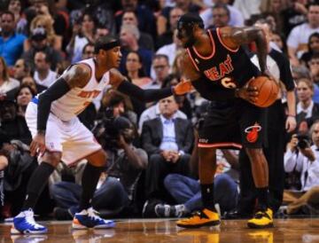 LeBron James (con el balón) frente a Carmelo Anthony. 