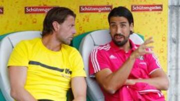 Khedira charla con Weidenfeller.