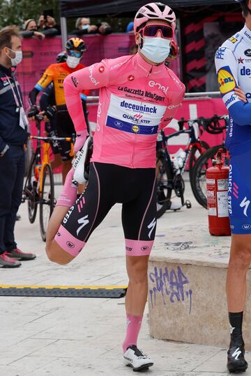 Joao Almeida estira antes del inicio de la etapa.