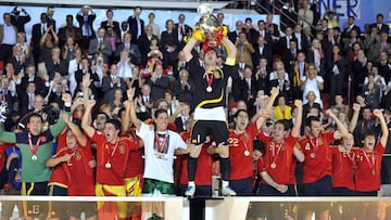 La selecci&oacute;n de Espa&ntilde;a, levantando el trofeo de campeona de la Eurocopa de 2008.