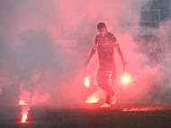 GENOA (Italy), 29/10/2025.- Genoa's Johan Vasquez carries smoke bombs that where throw onto the pitch causing a stoppage as firefighters worked to remove them during the Italian Serie A soccer match between Genoa CFC and US Cremonese in Genoa, Italy, 29 October 2025. (Italia, Génova) EFE/EPA/LUCA ZENNARO