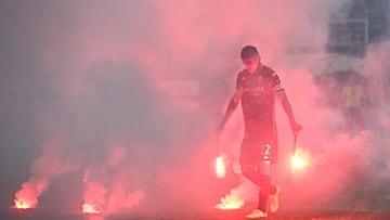 GENOA (Italy), 29/10/2025.- Genoa's Johan Vasquez carries smoke bombs that where throw onto the pitch causing a stoppage as firefighters worked to remove them during the Italian Serie A soccer match between Genoa CFC and US Cremonese in Genoa, Italy, 29 October 2025. (Italia, Génova) EFE/EPA/LUCA ZENNARO