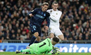 Remiro detiene un balón delante de Monreal y Bale.