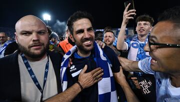 COMO, ITALY - MAY 10: Cesc Fabregas of Como celebrates the teams' promotion to serie A at the end of the Serie B match between Como 1907 and Cosenza Calcio at Stadio G. Sinigaglia on May 10, 2024 in Como, Italy. (Photo by Image Photo Agency/Getty Images)