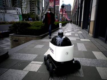 Así son los robots que combaten el coronavirus en China