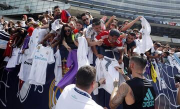 Sergio Ramos firmando camisetas a los aficionados.