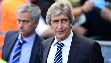 Los entrenadores, Jos&eacute; Mourinho y Manuel Pellegrini, durante un partido.