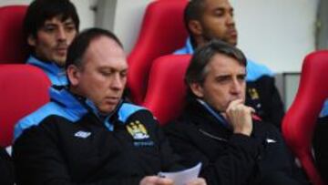 David Platt (izquierda), sentado en el banquillo junto a Mancini en un partido del Manchester City de esta temporada.