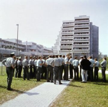 Un comando del grupo terrorista Septiembre Negro, una facción de la Organización para la Liberación de Palestina, entró en la Villa Olímpica de los Juegos Olímpicos de Múnich en 1972 y tomó como rehenes a once miembros del equipo olímpico israelí. El comando terrorista demandaba la liberación de 234 prisioneros alojados en cárceles israelíes, tras largas negociaciones, en el aeropuerto de Fürstenfeldbruck, los once atletas fueron asesinados y cinco de los ocho miembros del comando fueron abatidos por la policía alemana.JUEGOS 