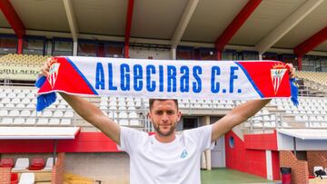 &Aacute;lvaro Rivero posa para AS con la bufanda del Algeciras.