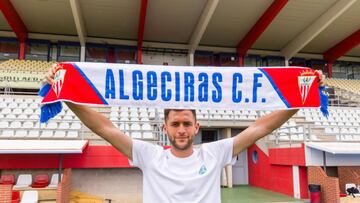Álvaro Rivero posa para AS con la bufanda del Algeciras.