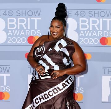 Por su lado, Lizzo decidió ponerle algo de humor a su paso por la alfombra roja, decidiendo ir caracterizada como una gran barra de chocolate.