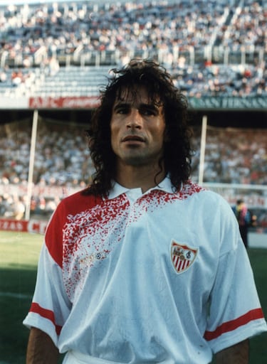 Jugó con el Sevilla desde 1988 a 1996.