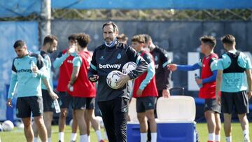 Vicente Moreno y la plantilla.