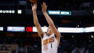 Los 32 puntos de Booker no salvan a los Suns: 30 derrotas