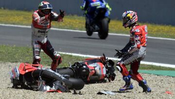 Lorenzo con Dovizioso tras la ca&iacute;da.