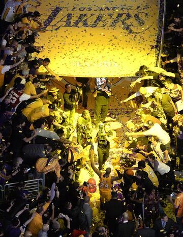 ?ltimo partido de la temporada regular de 2016, despedida de Kobe Bryant.
Uno de los partidos de la d¨¦cada y que ya forma parte de la historia de la NBA. El escolta angelino se retiraba tras 20 temporadas en los Lakers y 5 anillos de campe¨®n...