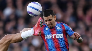 Soccer Football - Premier League - Fulham v Crystal Palace - Craven Cottage, London, Britain - February 22, 2025 Fulham's Antonee Robinson in action with Crystal Palace's Daniel Munoz REUTERS/David Klein EDITORIAL USE ONLY. NO USE WITH UNAUTHORIZED AUDIO, VIDEO, DATA, FIXTURE LISTS, CLUB/LEAGUE LOGOS OR 'LIVE' SERVICES. ONLINE IN-MATCH USE LIMITED TO 120 IMAGES, NO VIDEO EMULATION. NO USE IN BETTING, GAMES OR SINGLE CLUB/LEAGUE/PLAYER PUBLICATIONS. PLEASE CONTACT YOUR ACCOUNT REPRESENTATIVE FOR FURTHER DETAILS..