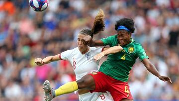 Jill Scott, de Inglaterra, y Yvonne Leuko, de Camerún.