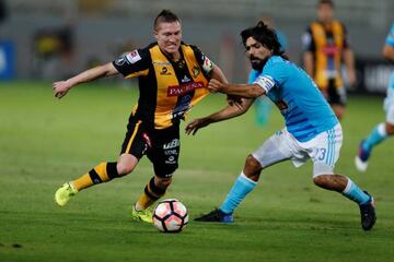 Chumacero y Cazulo pelean por una pelota en el Sporting Cristal - The Strongest de Copa Libertadores