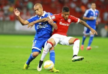 BRA403. PORTO ALEGRE (BRASIL), 26/02/2015.- El jugador de Internacional de Brasil Leo (d) disputa el balón con Guzmán Pereira (i) de Universidad de Chile hoy, jueves 26 de febrero de 2015, durante un partido de la Copa Libertadores celebrado en Porto Alegre (Brasil). EFE/SILVIO ÁVILA