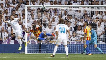 Ocasión de gol. Benzema remató de cabeza y Neto despejo a su poste derecho.