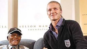 <b>BLACK & WHITE</B>. Mandela y Beckham exhibieron en Suráfrica su visible aprecio mutuo.