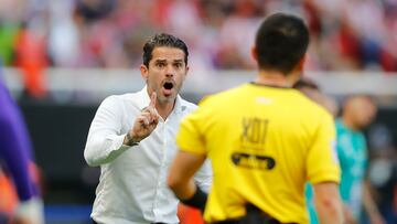 AME7254. GUADALAJARA (MÉXICO), 09/03/2024.- Fernando Gago entrenador del Guadalajara reacciona durante un partido de la jornada 11 del torneo clausura 2024 de la liga del fútbol mexicano este sábado, en el Estadio Akron en la ciudad de Guadalajara, Jalisco (México). EFE/ Francisco Guasco