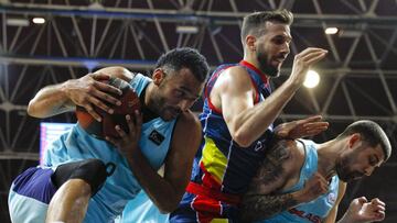 GRAF9644. ANDORRA LA VELLA, 30/05/2018.- Adam Hanga (i), alero húngaro del FC Barcelona Lassa, recoge un rebote ante Vladimir Jankovic (c), alero serbio del MoraBanc Andorra, y su compañero, el francés Adrien Moerman (d), durante el segundo partido de playoff de cuartos de final de la Liga ACB que enfrenta hoy al MoraBanc Andorra y al FC Barcelona Lassa en el Polideportivo de Andorra. EFE/Fernando Galindo