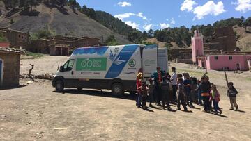 Imagen de la entrega de bicicletas por parte de la Fundación Alberto Contador en la aldea marroquí de Amarghout.