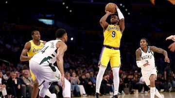 Bronny James, alero de Los Angeles Lakers, lanza ante Giannis Antetokounmpo, de Milwaukee Bucks.