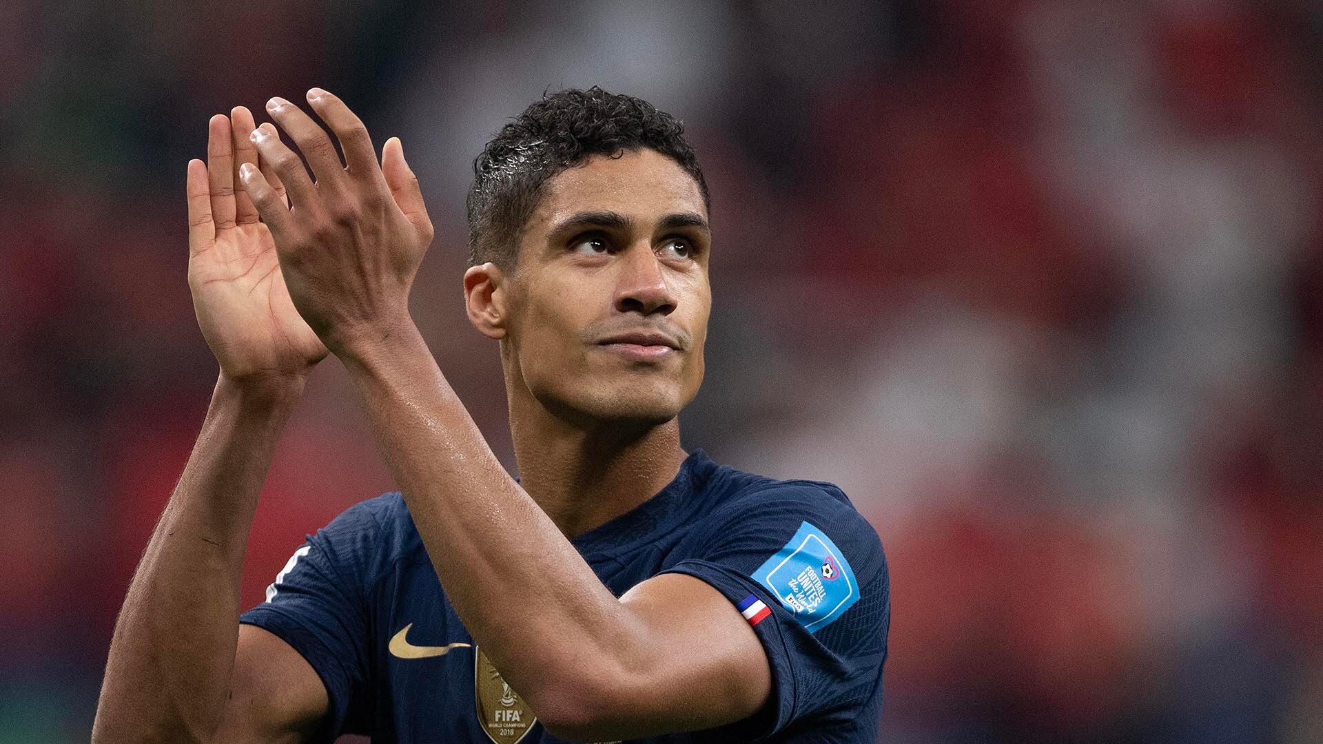 Raphael Varane saluda a los aficionados tras la semifinal de Francia contra Marruecos en el Mundial de Qatar.