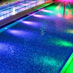 Crea ambientes únicos con estas luces LED para piscina sin instalación