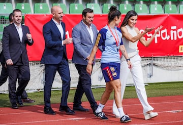 Doña Letizia camina hacia el campo de entrenamiento acompañada por la segunda entrenadora, Montse Tomé, por Luis Rubiales, Víctor Francos y Mariano de Paco Serrano. 