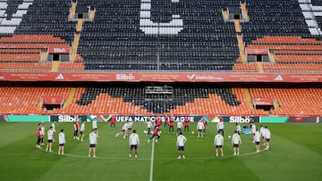 Los jugadores de la Selección española se ejercitan en Mestalla.