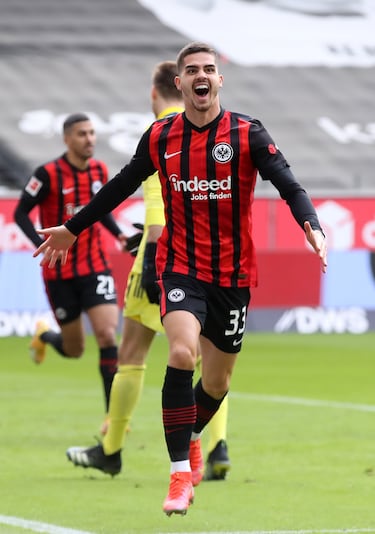 El delantero centro portugués, actual jugador del Elche, defendió la camiseta del club alemán en 71 ocasiones, en las que marcó 45 goles y dio 15 asistencias. 