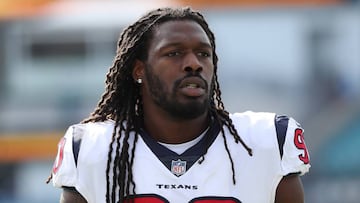 Jadeveon Clowney llenó sus botes de basura con regalos