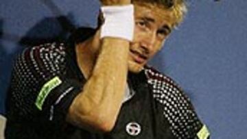 Juan Carlos Ferrero se desespera tras un punto perdido en el último set del partido.