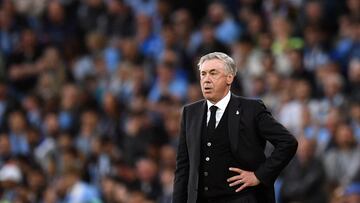 Carlo Ancelotti observa el partido en el ¨¢rea t¨¦cnica del Etihad Stadium.