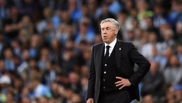 Carlo Ancelotti observa el partido en el área técnica del Etihad Stadium.