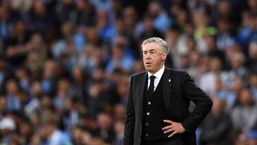 Carlo Ancelotti observa el partido en el área técnica del Etihad Stadium.